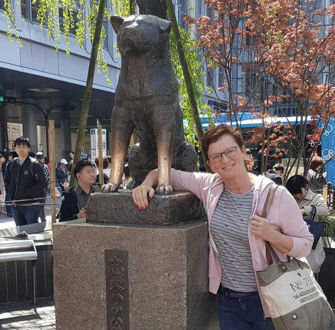 Desiree in next to Hachiko's statue